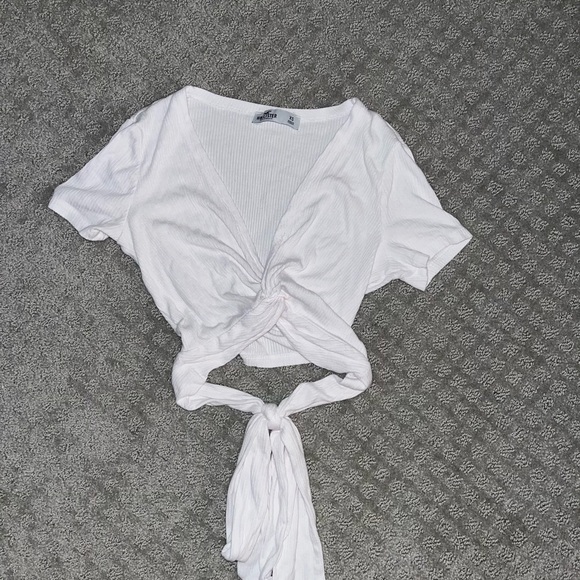 Hollister Knotted Low V-Neck Crop Top with Back Tie - Picture 1 of 5